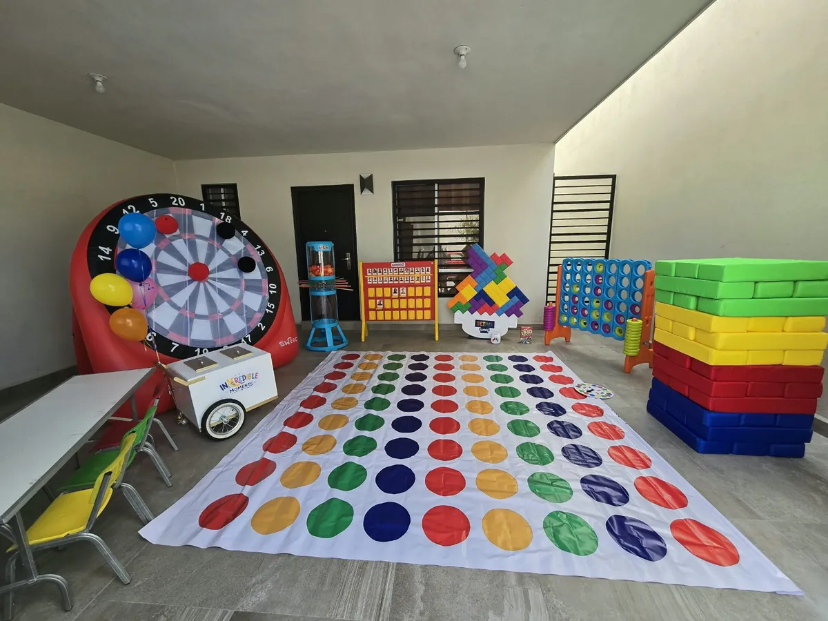 Montaje de juegos gigantes bajo techo en cochera