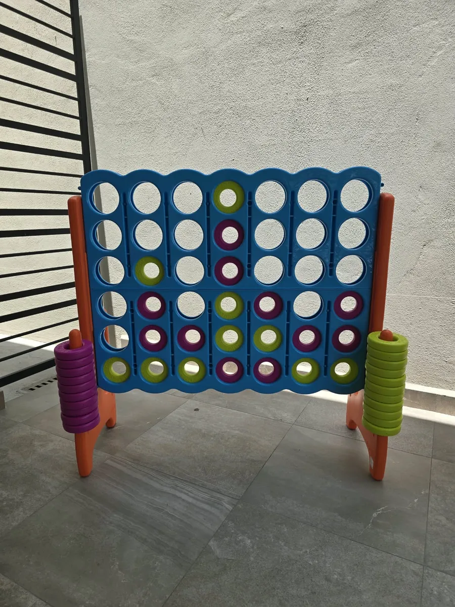 Conecta 4 gigante azul con aros de colores para fiestas