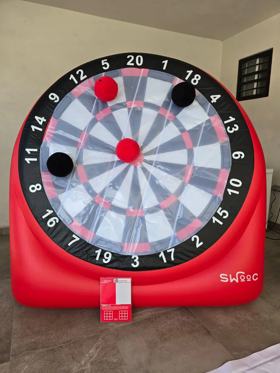 Diana de dardos inflable gigante roja con pelotas adheribles