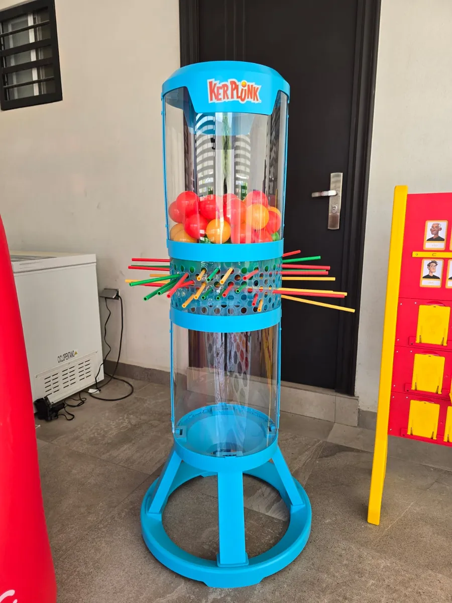 Kerplunk gigante azul con pelotas de colores