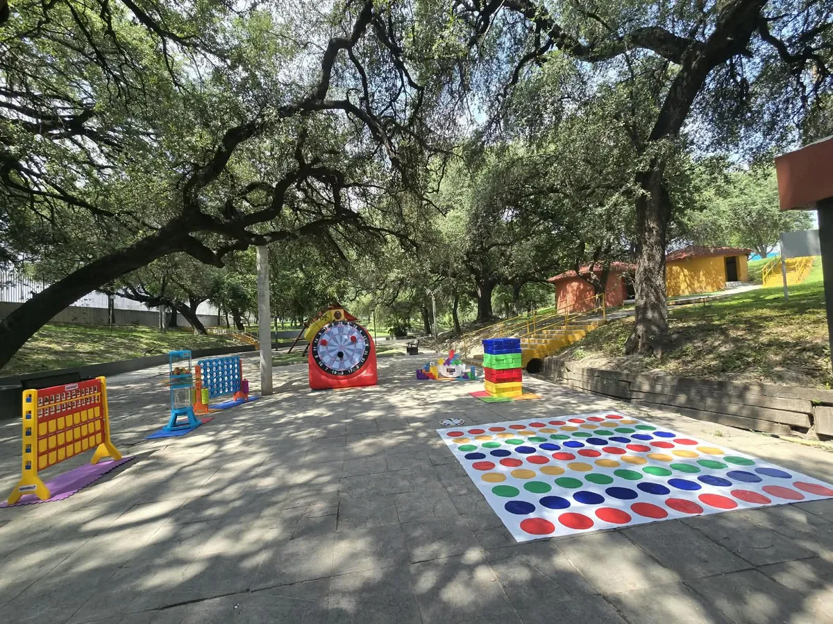 Juegos gigantes montados bajo los árboles de un parque