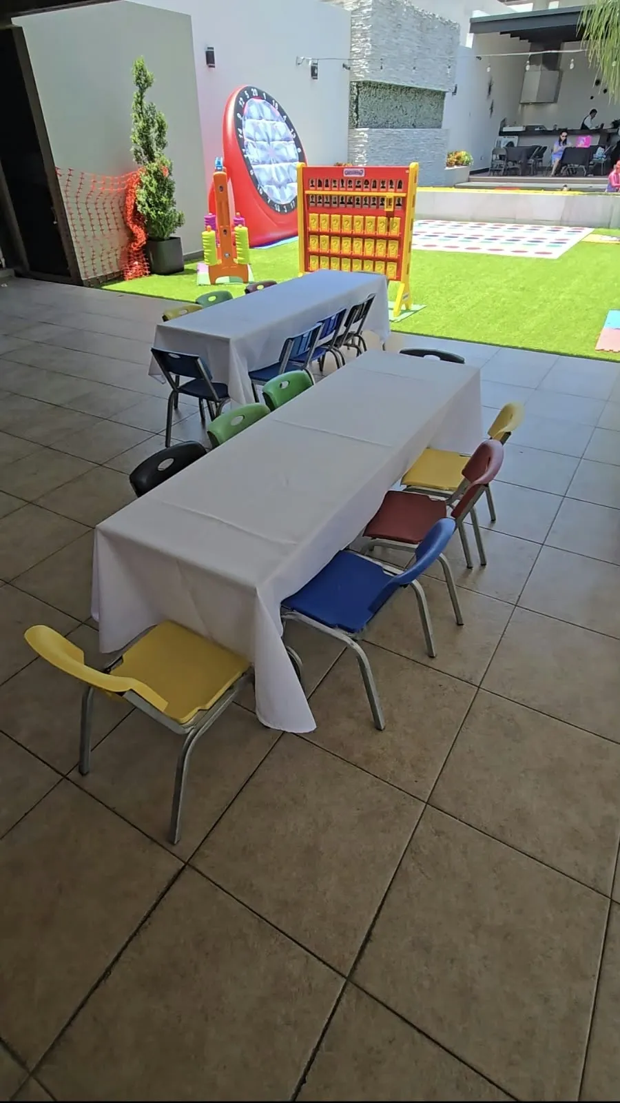 Mesitas y sillitas infantiles de colores para fiestas de niños