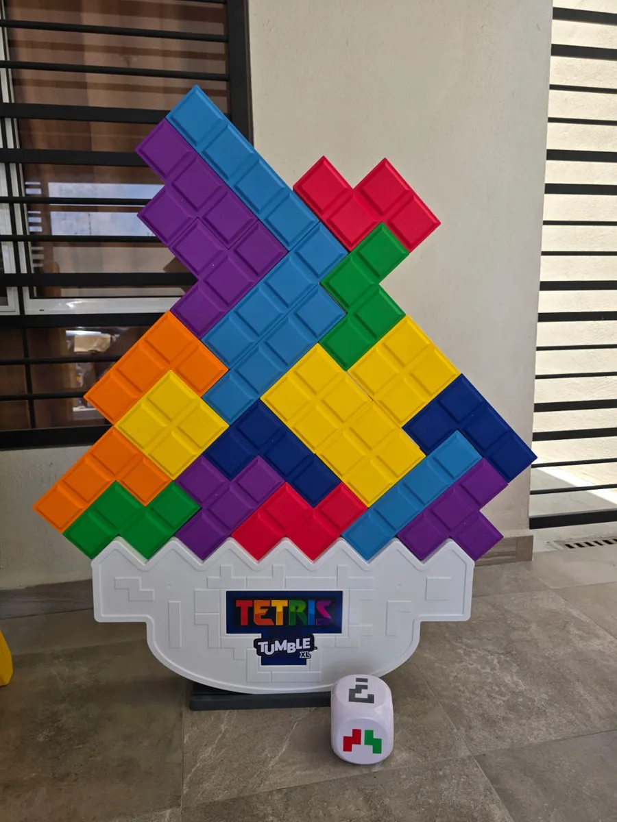 Juego gigante de Tetris de equilibrio con piezas de colores